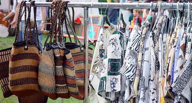 memilih baju batik