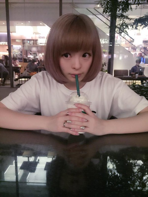 pose-minum-air-atau-near-chu