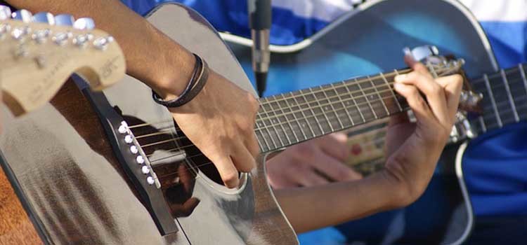 menyetel gitar