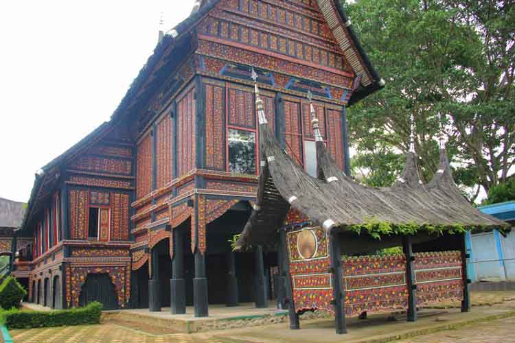 Rumah Adat Baanjuang