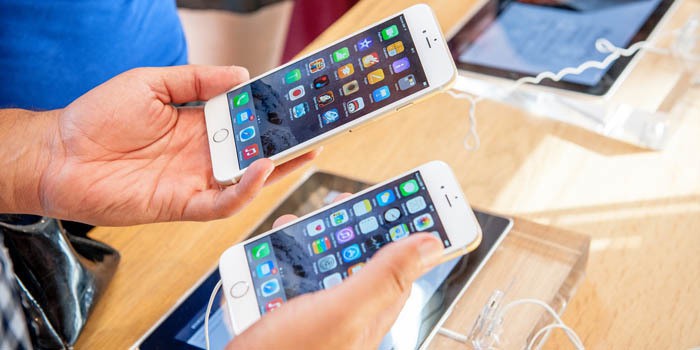 membeli smartphone