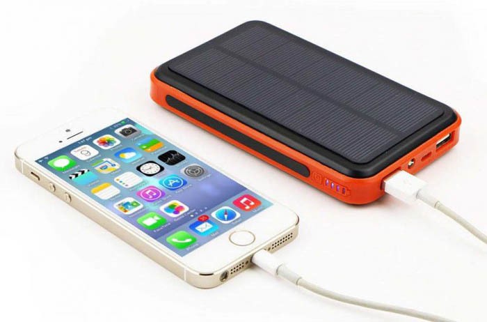 menggunakan charger sembarangan