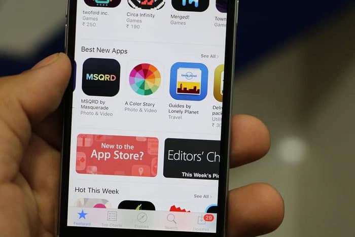 orang tidak bisa lepas dari smartphone