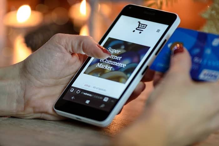 orang tidak bisa lepas dari smartphone