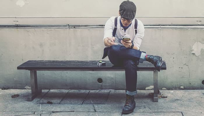 orang tidak bisa lepas dari smartphone