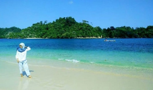 Pantai Tiga Warna