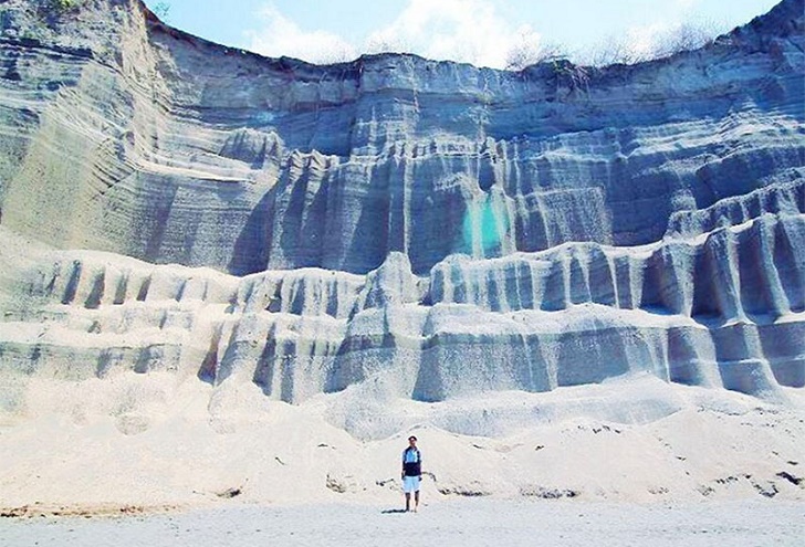  Pantai Tebing
