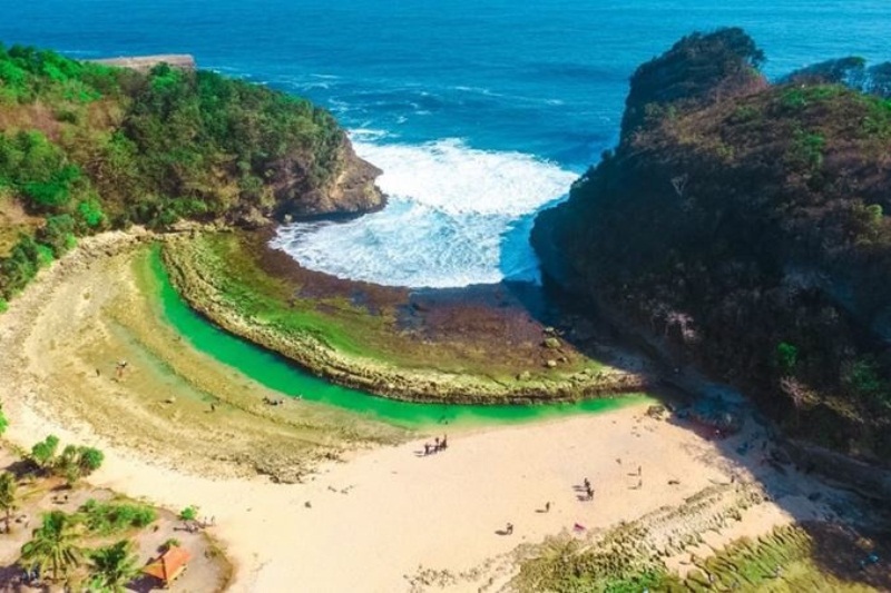 Pantai Batu Bengkung
