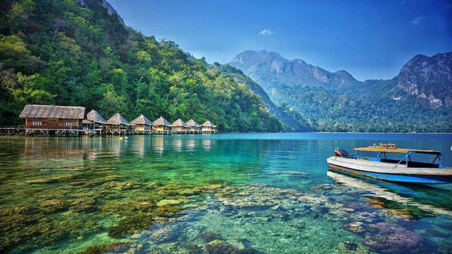 Pantai Terindah di Maluku