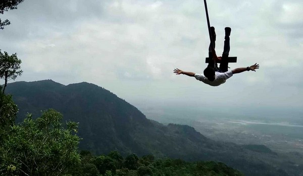 Wisata Ayunan Ekstrem