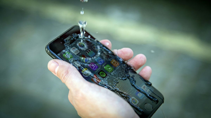 Tips Melindungi Smartphone Agar Aman Saat Hujan