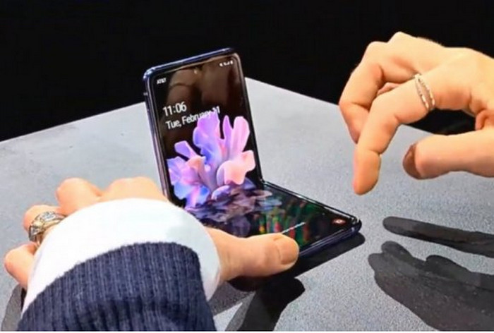 Smartphone Lipat Desain dan Layar