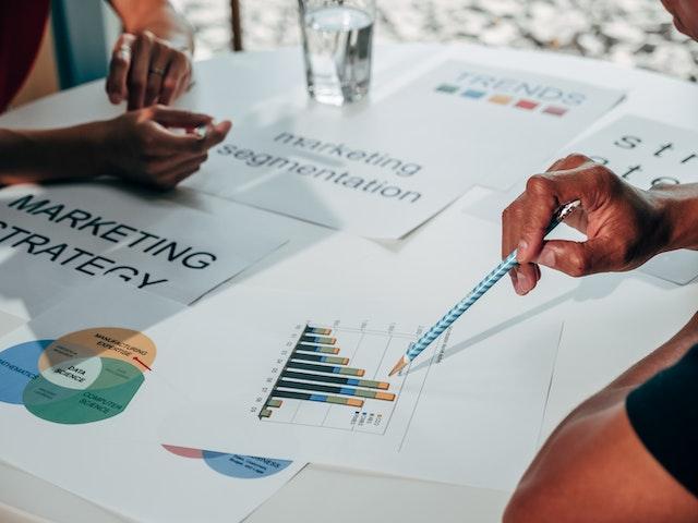 Program loyalitas dalam bisnis memiliki peran yang sangat penting dalam membangun dan mempertahankan hubungan baik dengan pelanggan.